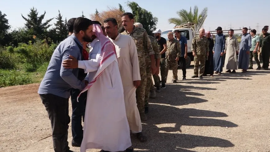 تقديم واجب العزاء لذوي مقاتل قسد الشهيد حسن الشيخ في الطبقة