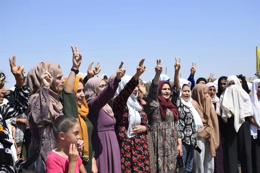 تقديم واجب العزاء لذوي مقاتل قسد دلخواز حسكة