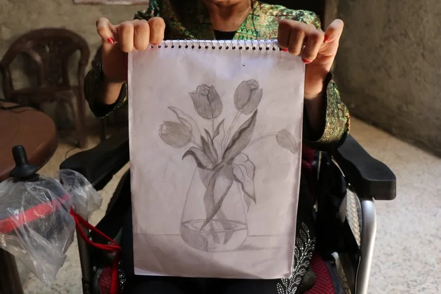 "ممارسة فن الرسم تتغلّب على إعاقتي".. قصة تحدّي حنيفة لعجزها 