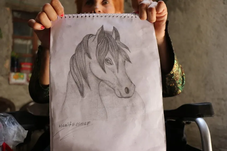 "ممارسة فن الرسم تتغلّب على إعاقتي".. قصة تحدّي حنيفة لعجزها 