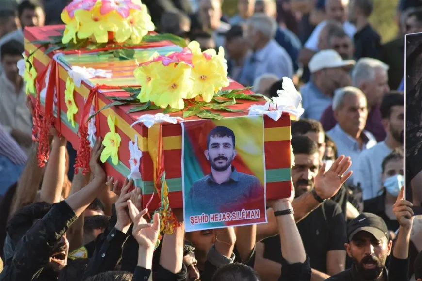 بمشاركة حاشدة.. أهالي قامشلو يشيعون جثماني المواطنة خالدة وابنها هجار