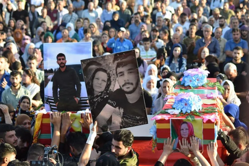 بمشاركة حاشدة.. أهالي قامشلو يشيعون جثماني المواطنة خالدة وابنها هجار
