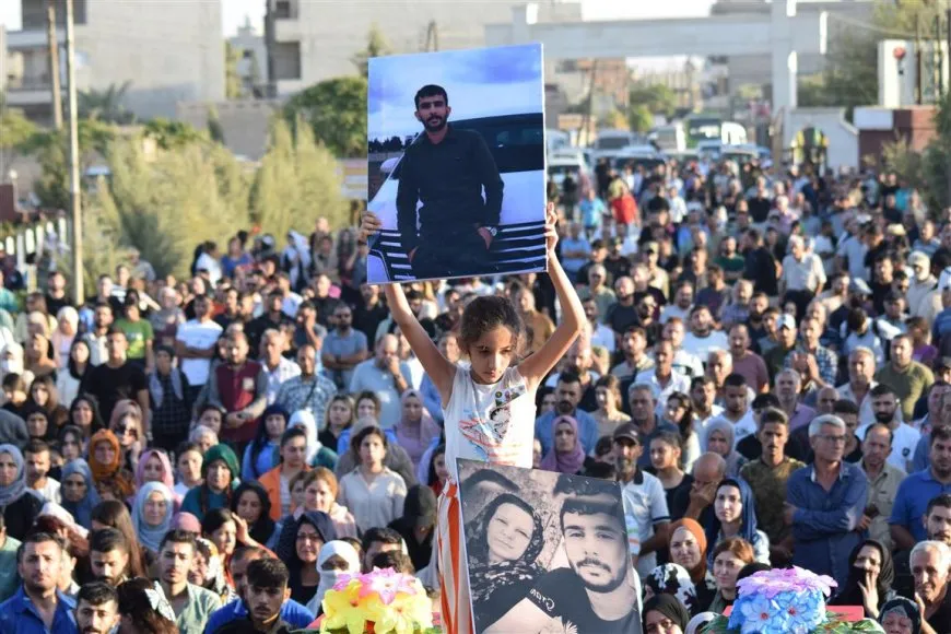 بمشاركة حاشدة.. أهالي قامشلو يشيعون جثماني المواطنة خالدة وابنها هجار