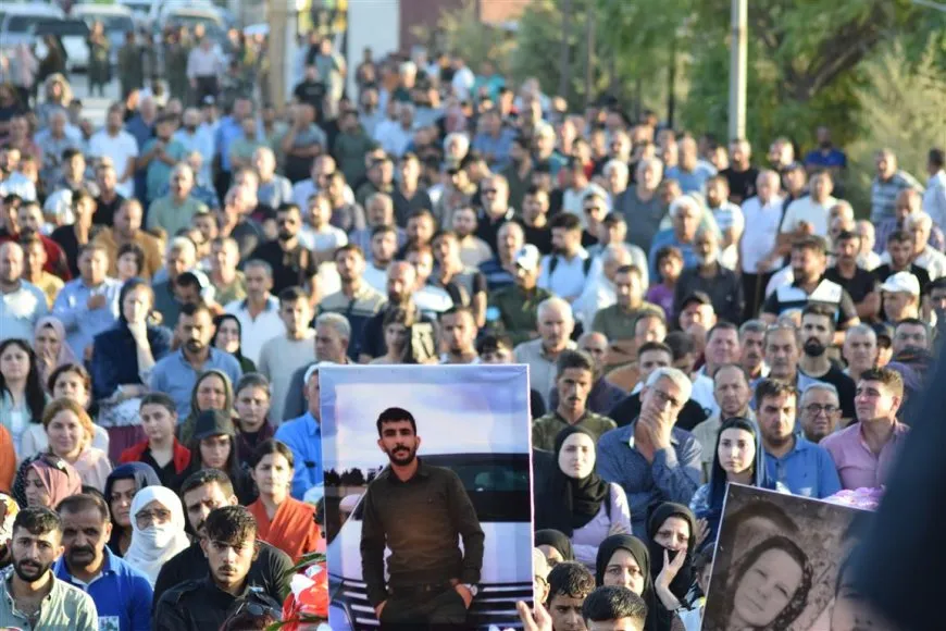 بمشاركة حاشدة.. أهالي قامشلو يشيعون جثماني المواطنة خالدة وابنها هجار