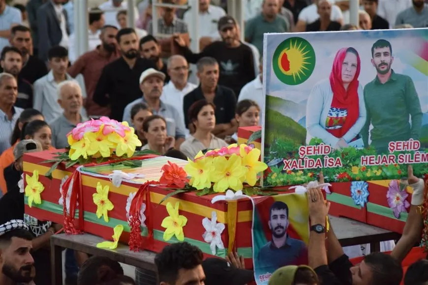 بمشاركة حاشدة.. أهالي قامشلو يشيعون جثماني المواطنة خالدة وابنها هجار