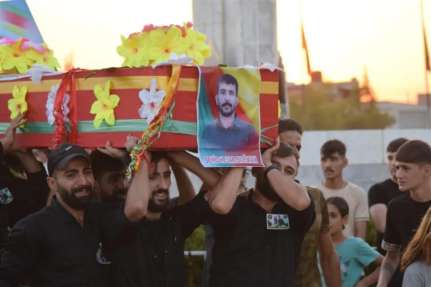 بمشاركة حاشدة.. أهالي قامشلو يشيعون جثماني المواطنة خالدة وابنها هجار
