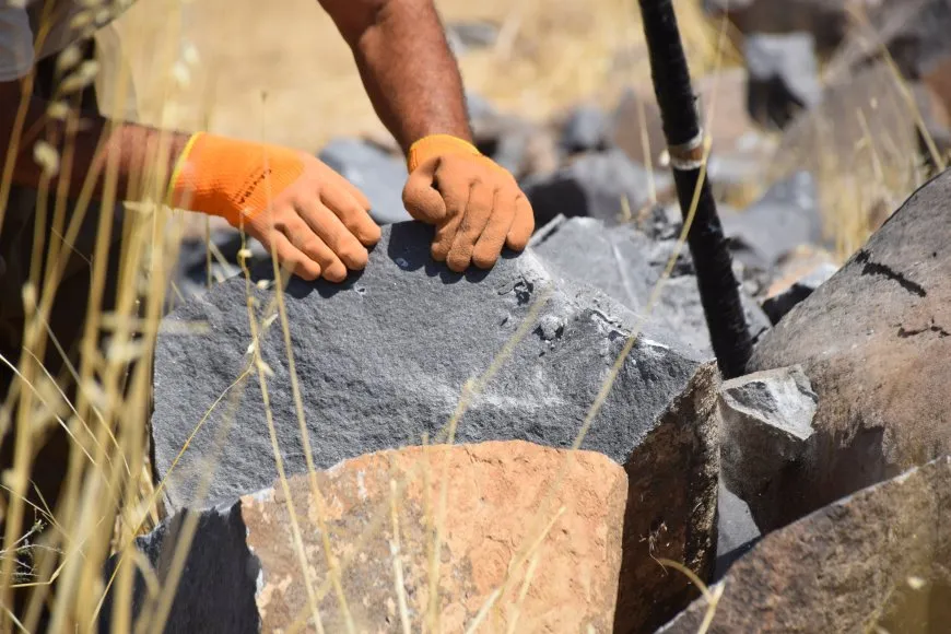 صاحب مطرقة تقطيع الحجارة