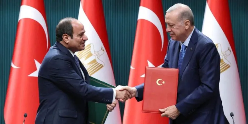 السيسي وأردوغان.. تصافح بعد عقد من العداء والتهديدات