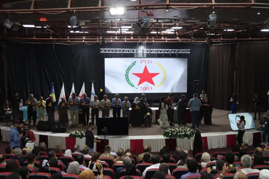 PYD يقدّم دروعاً تكريمية لعوائل شهداء الحزب خلال مؤتمره الـ 10