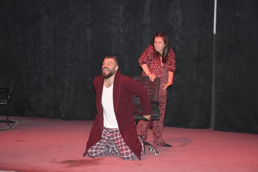 عرض مسرحية 'Çirîsk' في قامشلو