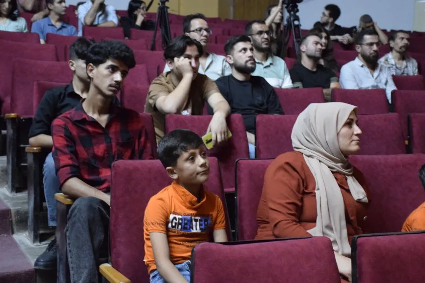 عرض مسرحية 'Çirîsk' في قامشلو