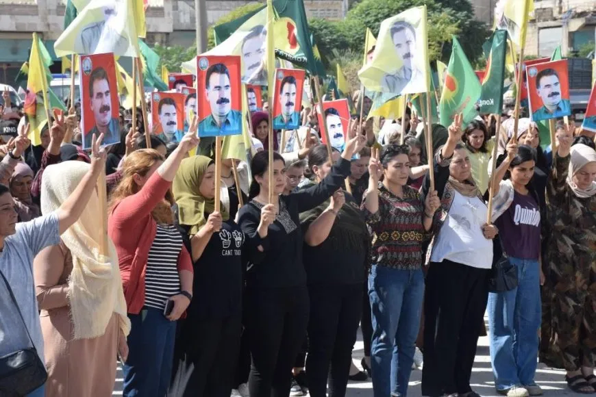 نساء مقاطعة الفرات يخرجن في مسيرة ضدّ نظام التعذيب والإبادة