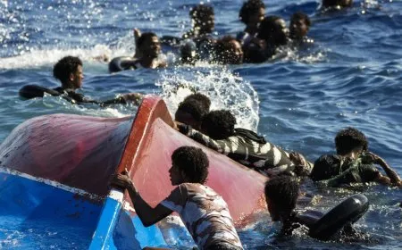 فقدان عشرات المهاجرين بعد إجبارهم على القفز في البحر
