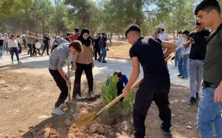  فرق مسرحية من مهرجان آرين تشارك في زراعة الأشجار في كوباني