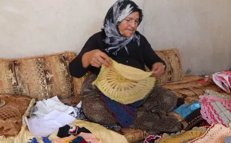 امرأة عفرينية تجمع بين شغف الطفولة وصون التراث