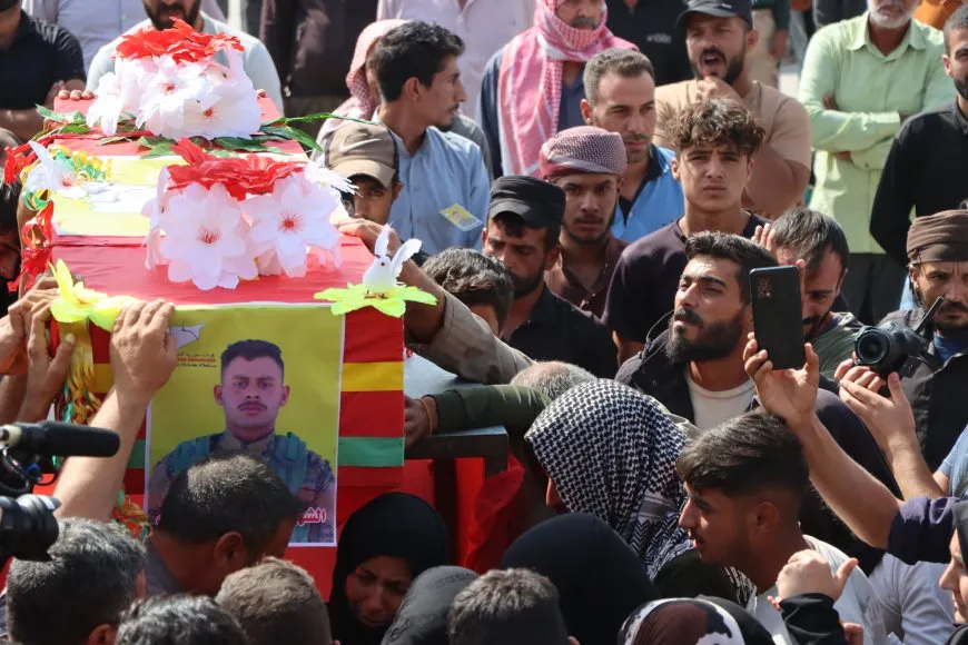 تشييع جثمان مقاتل قسد علي العوض إلى مثواه الأخير