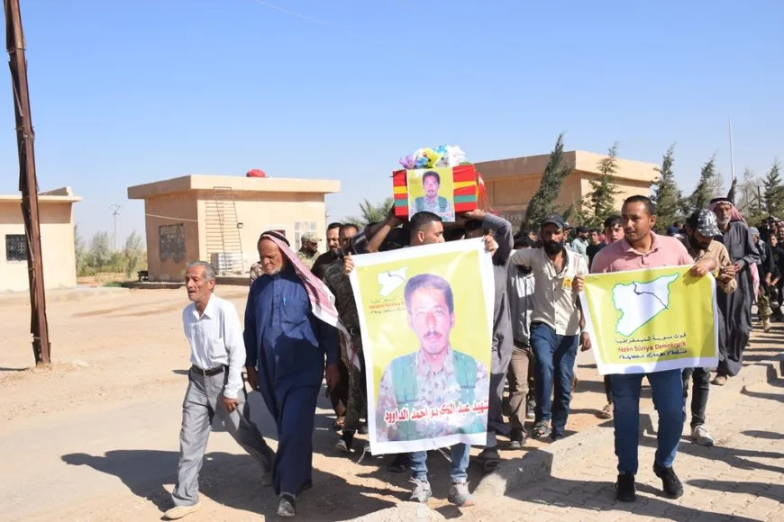 جثمان مقاتل في قوات سوريا الديمقراطية يوارى الثرى في مزار شهداء الشدادي