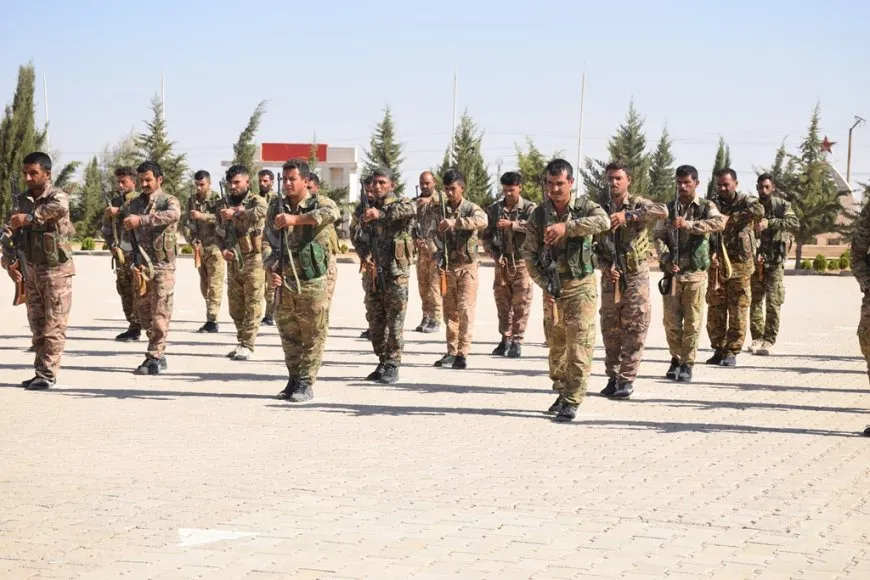 جثمان مقاتل في قوات سوريا الديمقراطية يوارى الثرى في مزار شهداء الشدادي