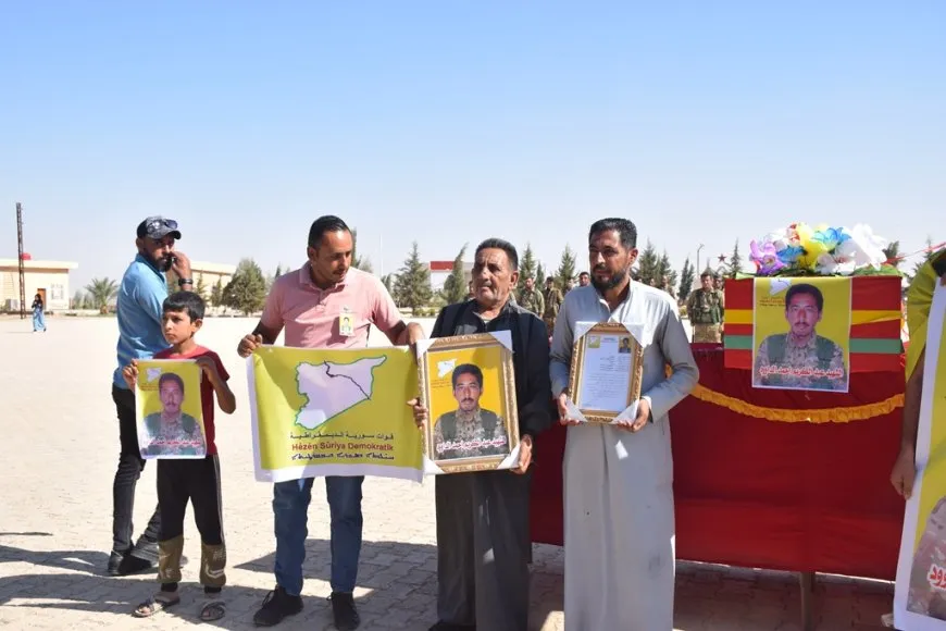 جثمان مقاتل في قوات سوريا الديمقراطية يوارى الثرى في مزار شهداء الشدادي