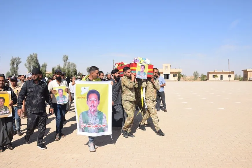 جثمان مقاتل في قوات سوريا الديمقراطية يوارى الثرى في مزار شهداء الشدادي