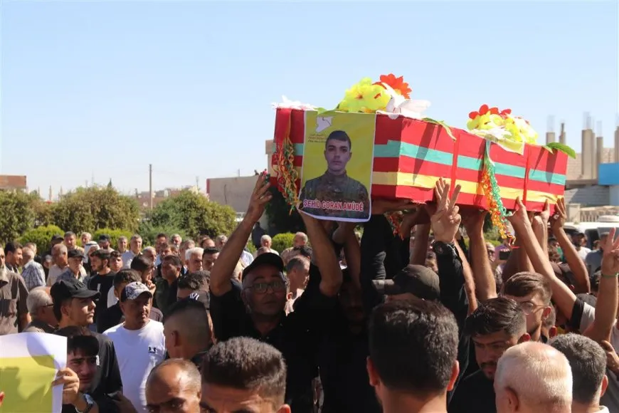 تشييع جثمان مقاتل قسد الشهيد كوران إلى مثواه الأخير