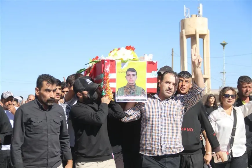 تشييع جثمان مقاتل قسد الشهيد كوران إلى مثواه الأخير
