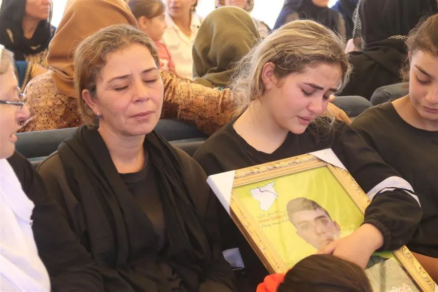تقديم واجب العزاء لذوي مقاتل قسد صالح خليل