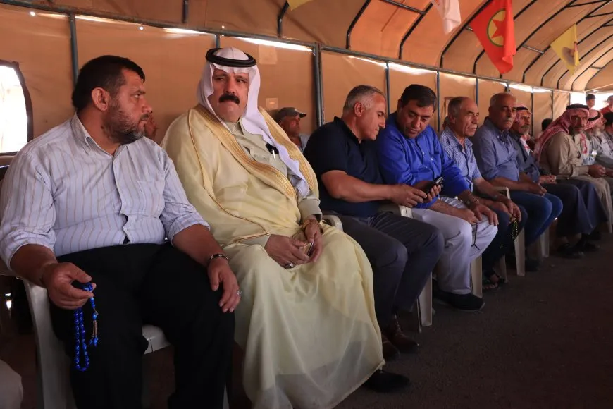 تقديم واجب العزاء لذوي مقاتل قوات واجب الدفاع الذاتي الشهيد معشوق