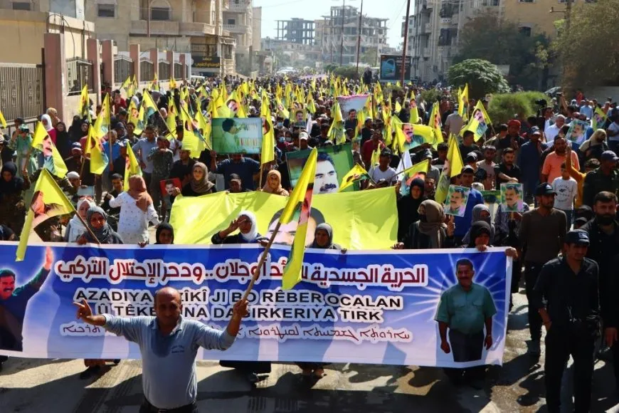آلاف المتظاهرين ينددون بالمؤامرة الدولية ويعاهدون بتحقيق حرية القائد الجسدية