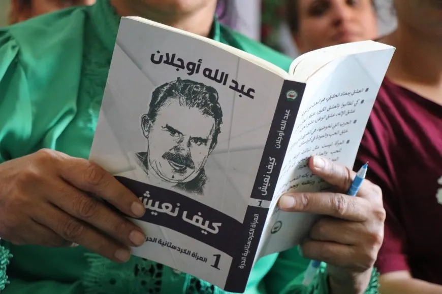بعد الانتهاء من قراءته.. نساء يستلهمن طريق الحرية الحقيقية من كتاب 'كيف نعيش' للقائد
