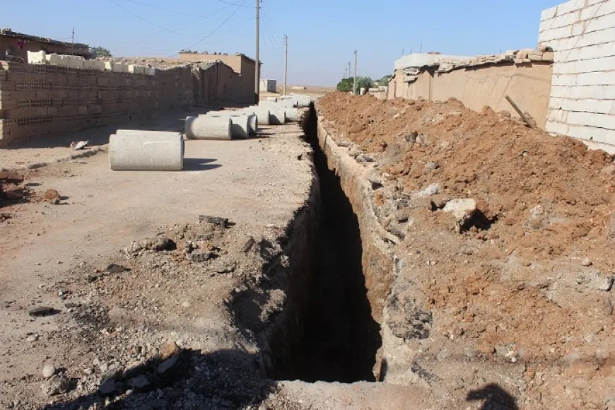 تعبيد الطريق العام في هجين وتوسيع شبكات الصرف الصحي في جل آغا