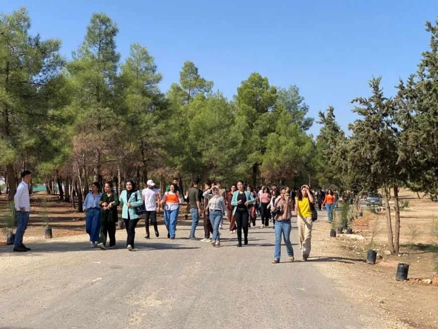  فرق مسرحية من مهرجان آرين تشارك في زراعة الأشجار في كوباني