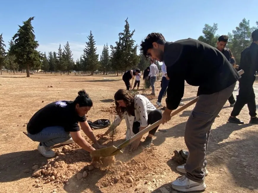  فرق مسرحية من مهرجان آرين تشارك في زراعة الأشجار في كوباني