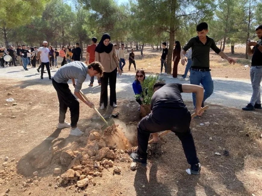  فرق مسرحية من مهرجان آرين تشارك في زراعة الأشجار في كوباني