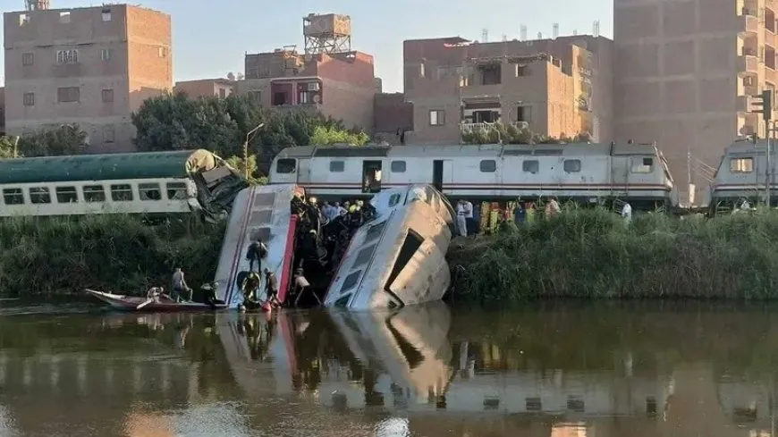 إصابة 20 شخصاً في تصادم قطارين جنوب مصر