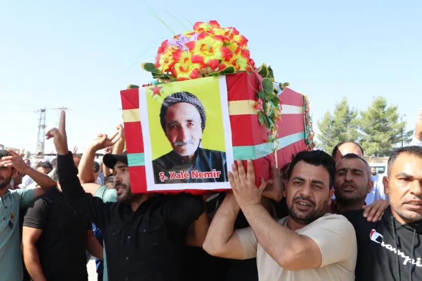 بمراسم مهيبة أهالي كوباني يشيعون أحد رموز مقاومة كوباني "العم الخالد"