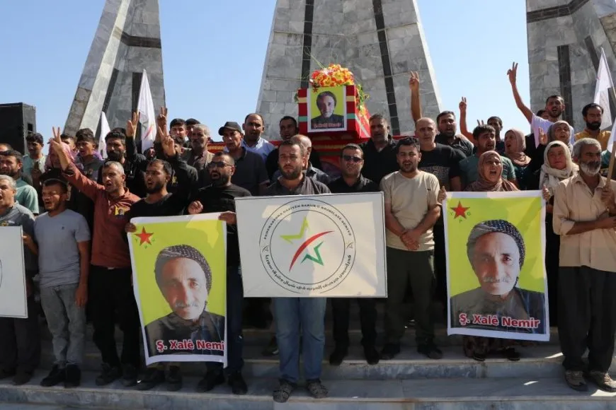 بمراسم مهيبة أهالي كوباني يشيعون أحد رموز مقاومة كوباني "العم الخالد"