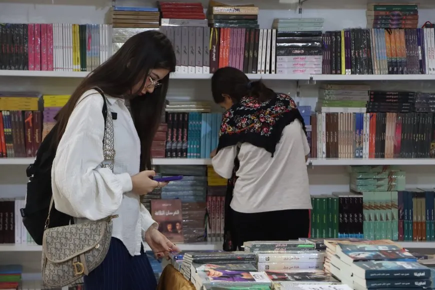 إقبال كبير للأهالي في اليوم الثالث لمعرض الكتاب