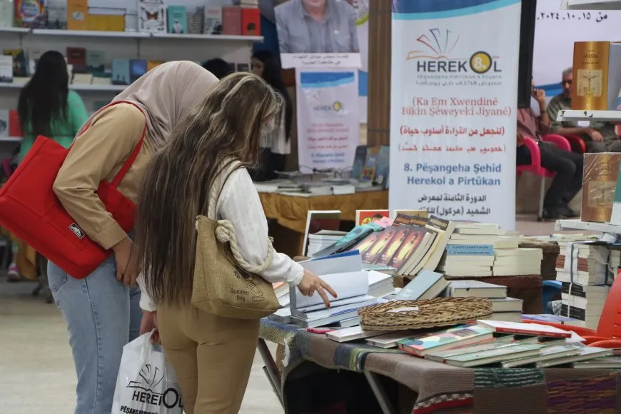 إقبال كبير للأهالي في اليوم الثالث لمعرض الكتاب