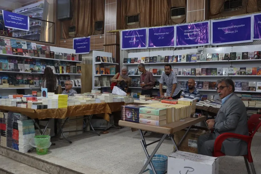 إقبال كبير للأهالي في اليوم الثالث لمعرض الكتاب