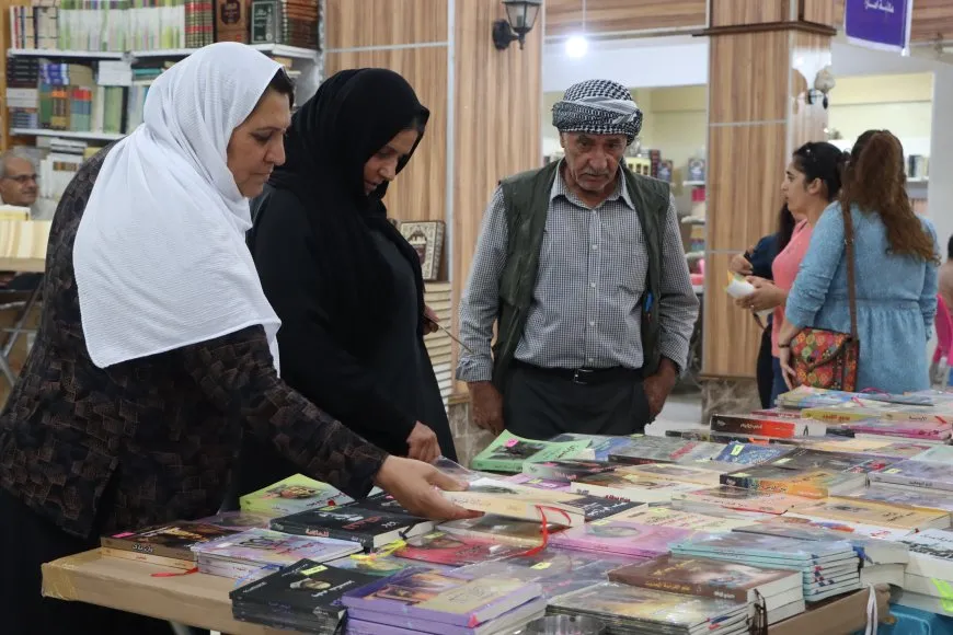 إقبال كبير للأهالي في اليوم الثالث لمعرض الكتاب