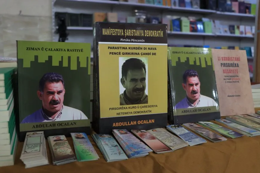 توزيع كتب القائد عبد الله أوجلان في معرض الكتاب