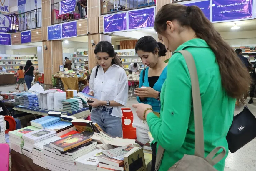 توزيع كتب القائد عبد الله أوجلان في معرض الكتاب