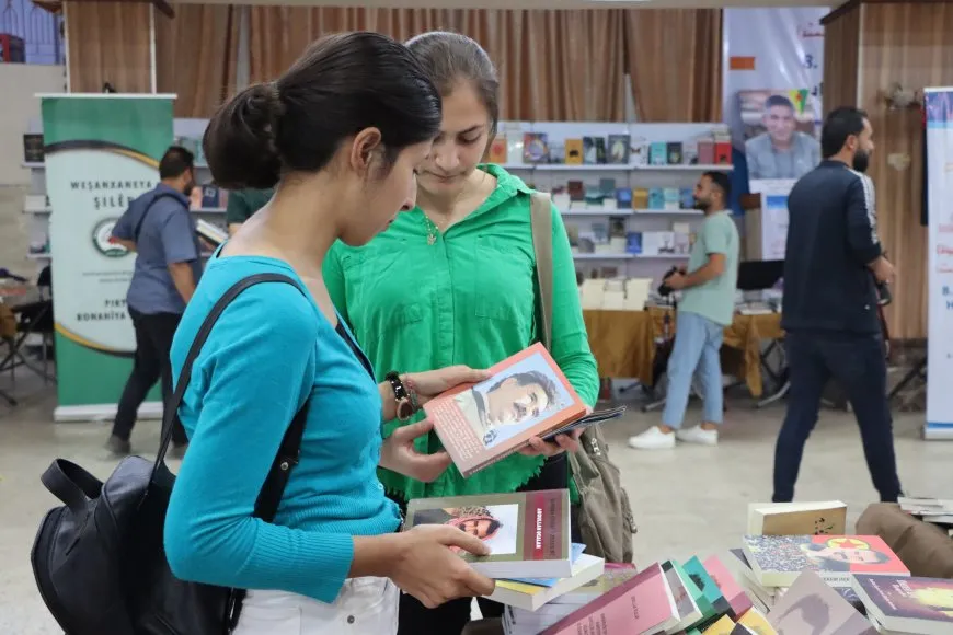 توزيع كتب القائد عبد الله أوجلان في معرض الكتاب