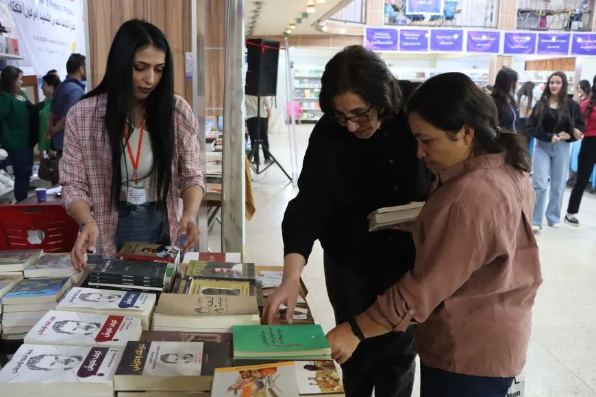 توزيع كتب القائد عبد الله أوجلان في معرض الكتاب