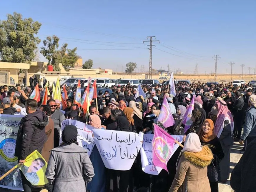 أهالي دير الزور ينددون بهجمات وجرائم دولة الاحتلال التركي  