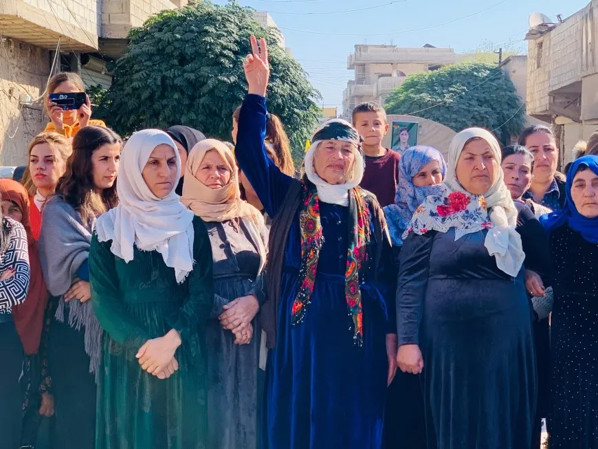 أهالي مقاطعة الفرات يقدمون واجب العزاء لذوي الشهيدة تولين