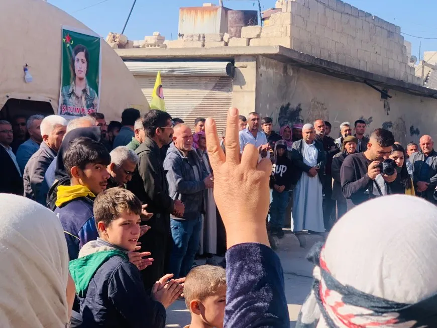 أهالي مقاطعة الفرات يقدمون واجب العزاء لذوي الشهيدة تولين