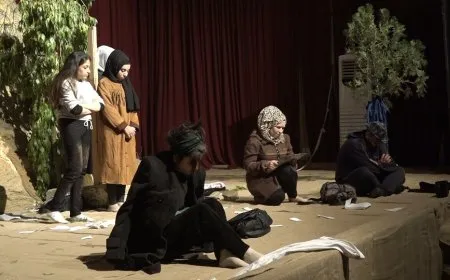 عرض مسرحي في الطبقة يجسّد الضغوطات على المرأة والمجتمع