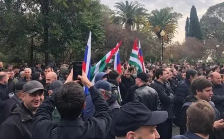 بعد اقتحام المبنى الرئاسي والبرلمان.. أبخازيا تسحب اتفاقية مع روسيا